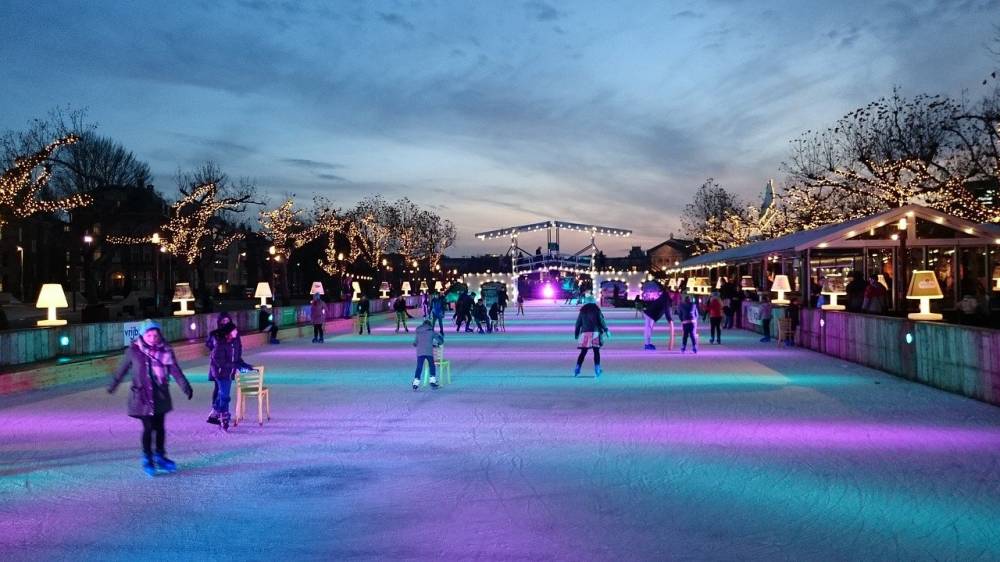 Sonorisation et éclairage étanche pour patinoire extérieure